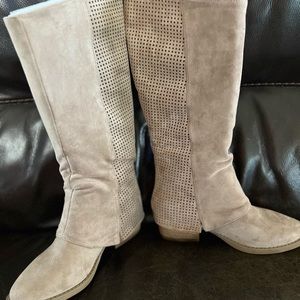 Women’s 7.5 “VeryG” knee high boots